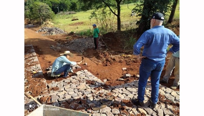 Guaraniaçu - Prefeito vistoria obras em calçamento no município